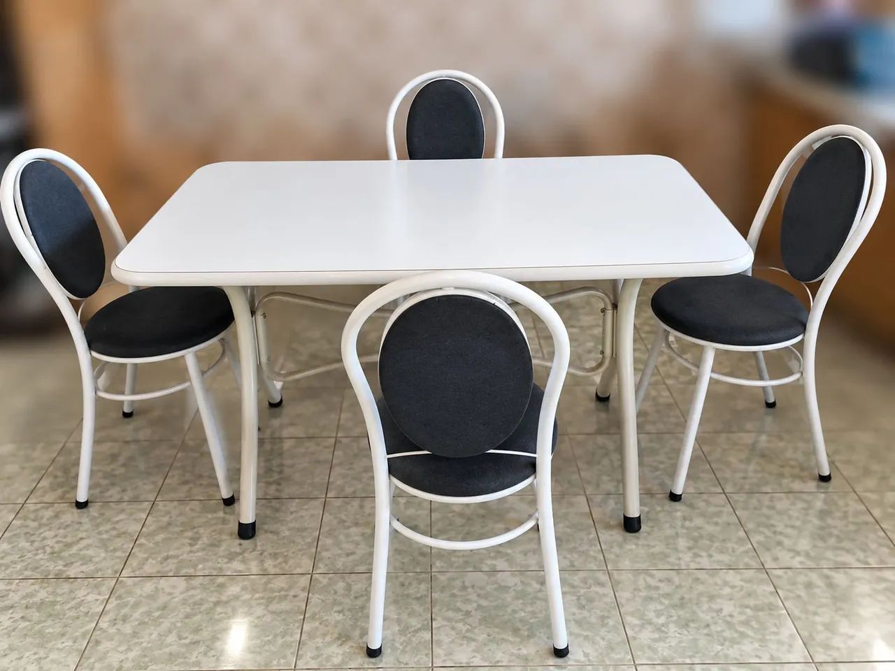 Mesa 4 cadeiras (entrego)