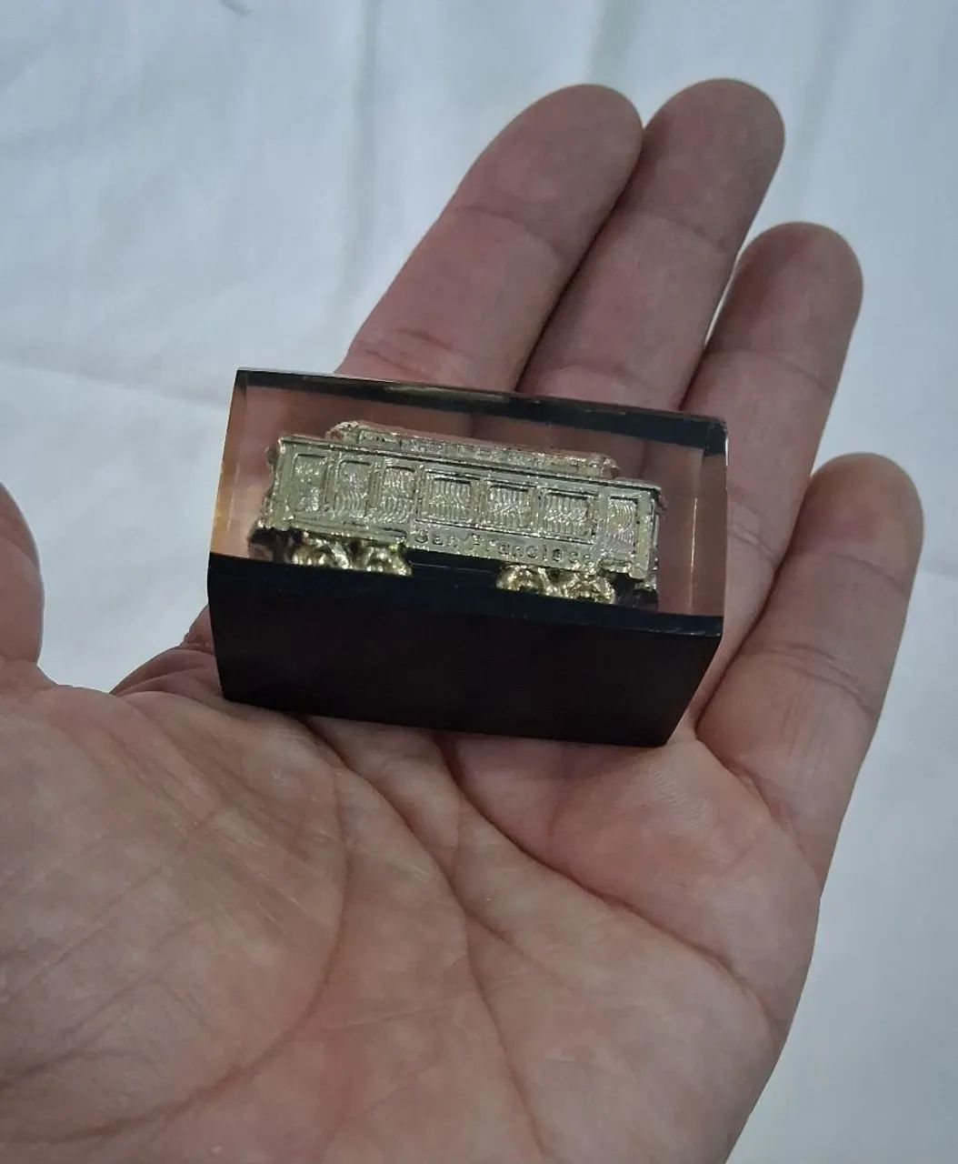 Miniatura dourada de um vagao de trem San Francisco 