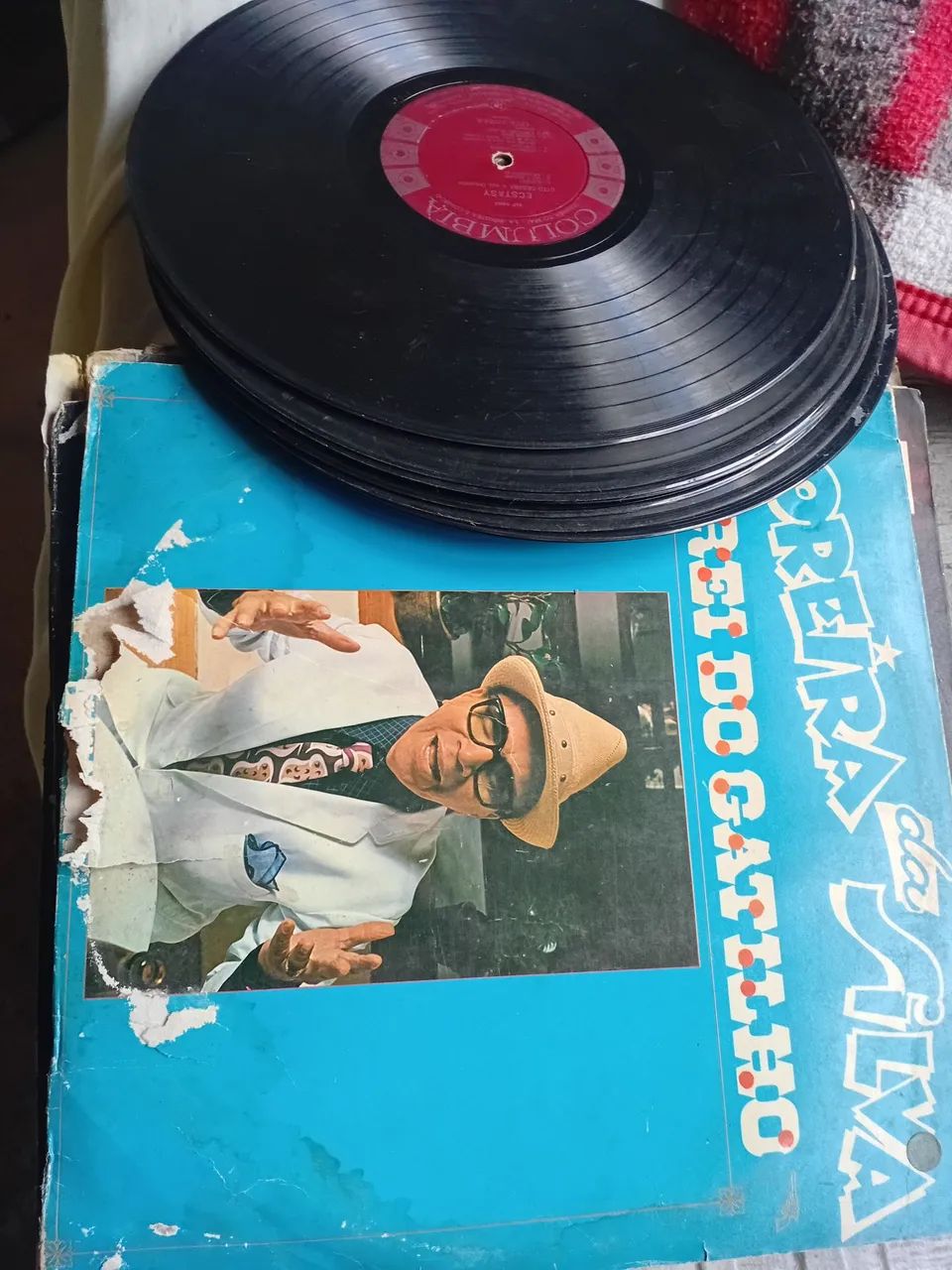 Lote 28 discos de vinil antigos algums sem capa - Foto 3