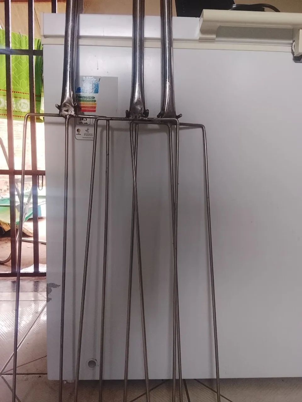 Garfo de galeto inox 8 unidades, em ótimo uso sem voltagem  - Foto 2