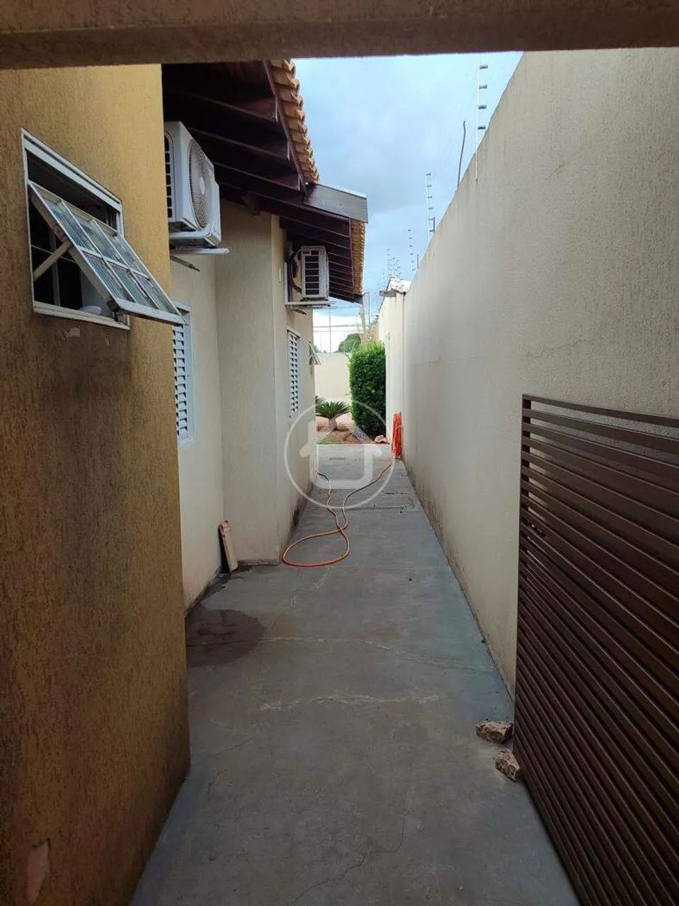 CASA COM AMPLO TERRENO - Foto 3