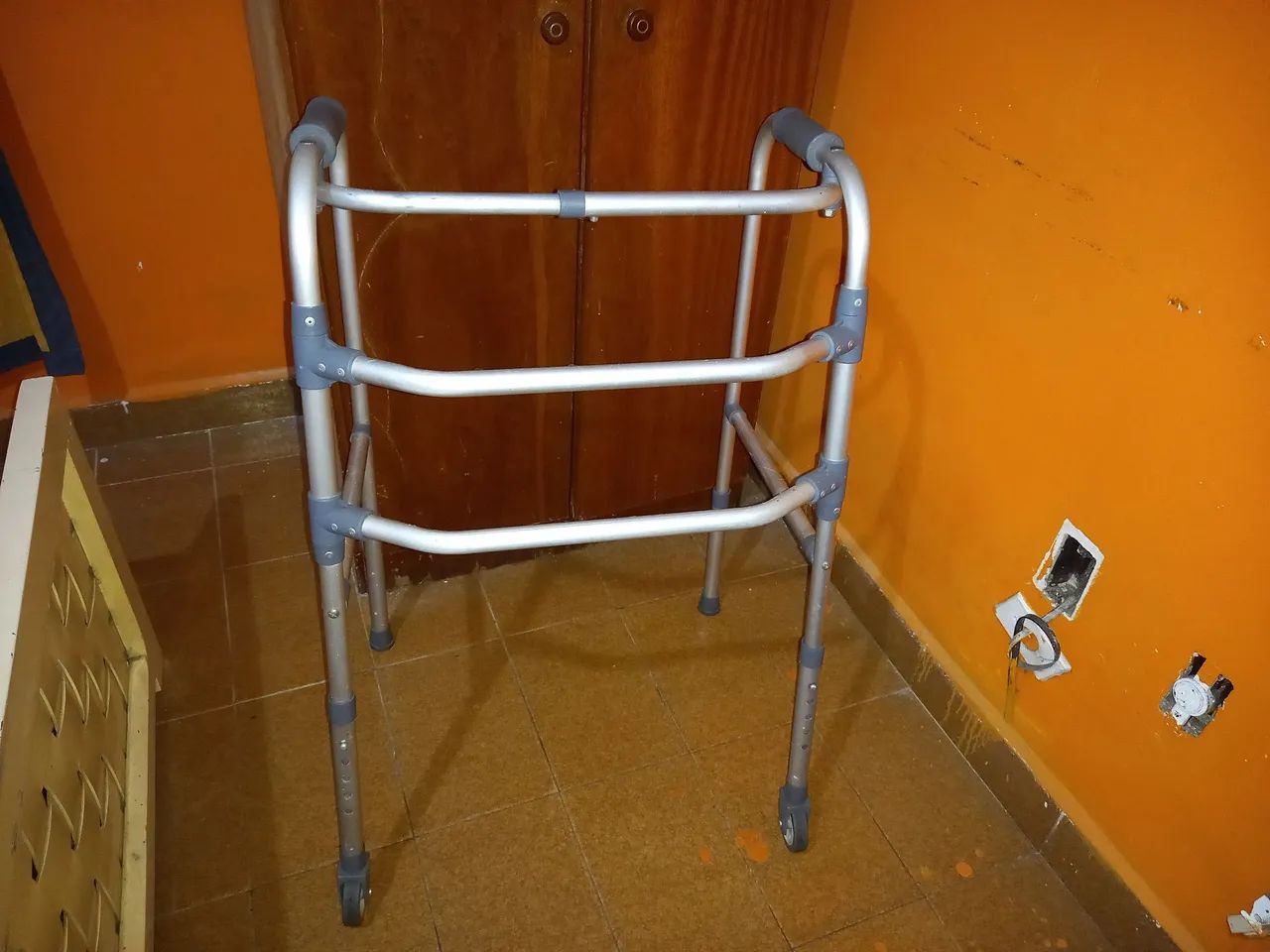 Andador em aluminio com rodinhas - Foto 4