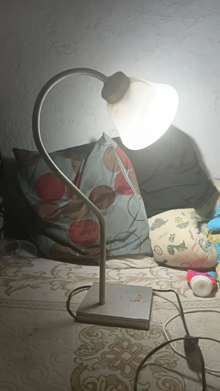 Abajur de mesa com cúpula em vidro estilo Murano e base de ferro