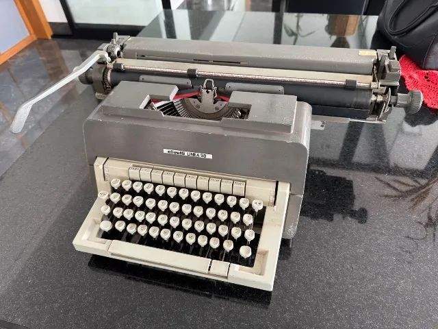Máquina de escrever olivetti linea 98