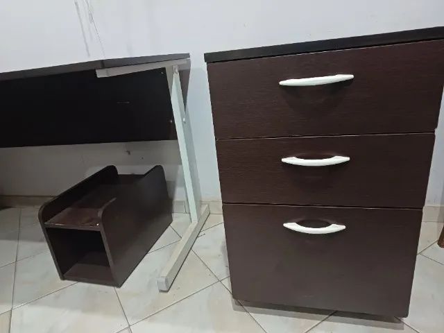 Mesa de escritório 1,40x1,40 com gaveteiro - Foto 3