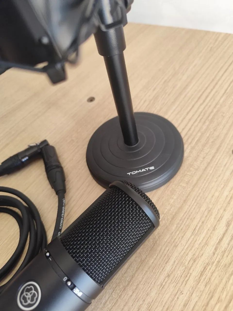 Microfone AKG P 120 com cabo e pedestal  - Foto 4