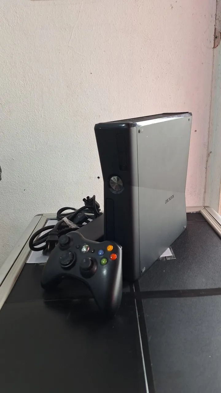 VENDE XBOX 360 SLIM COM ( AVARIA)