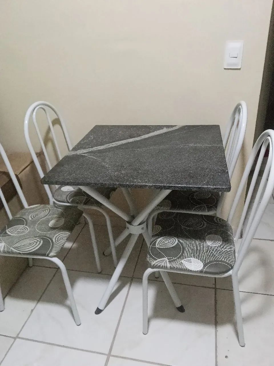 Mesa 4 cadeiras 