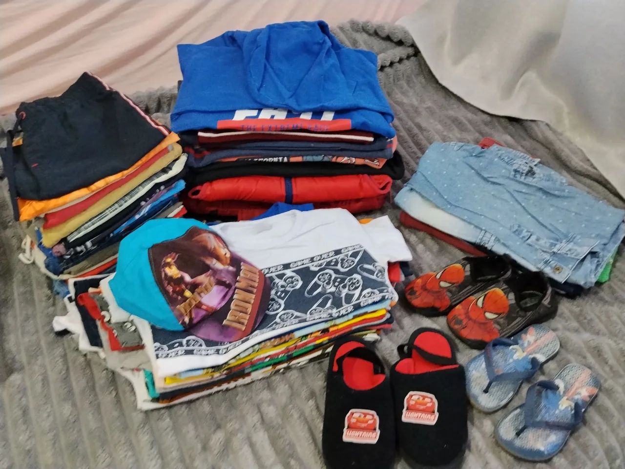 Lote de roupas infantis para menino com aproximadamente 60 peças.