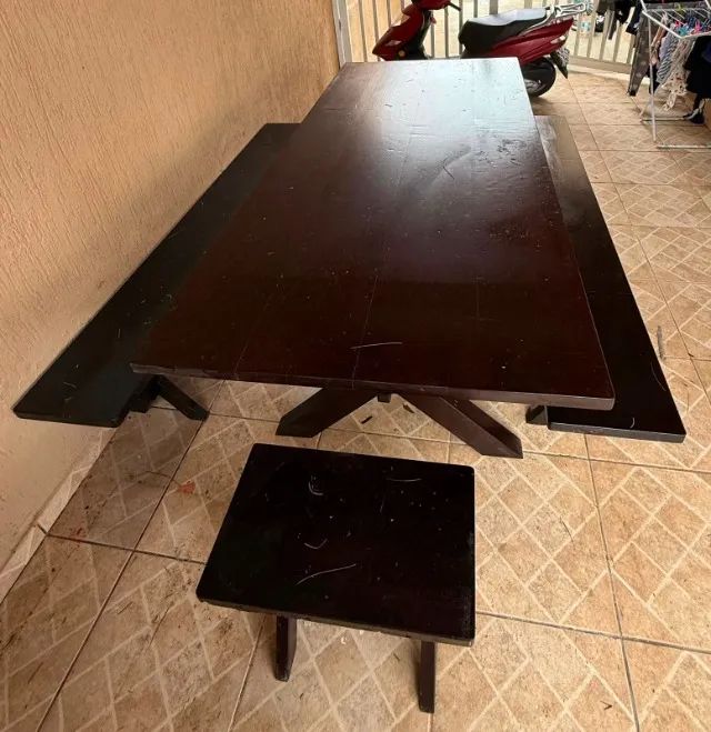 Mesa externa de madeira com bancos - Foto 2