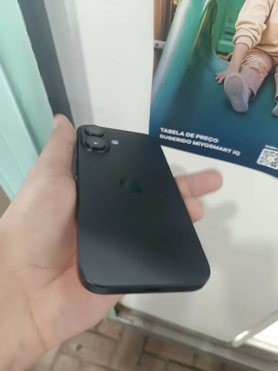 iPhone 16 128 GB com mancha na tela pouca coisa  - Foto 4