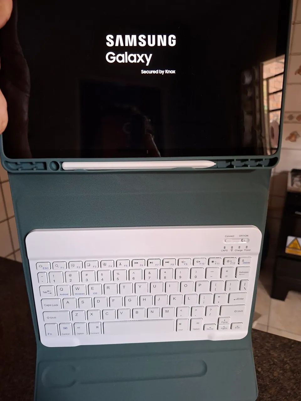 Vendo capa protetora para Tablet com 10.9 polegadas com teclado magnético  - Foto 4