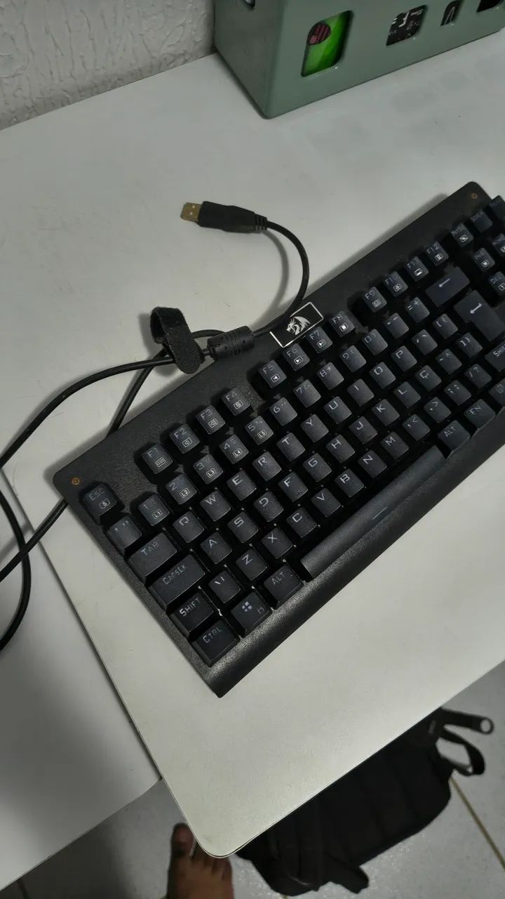 Teclado Dark Avenger preto RGB