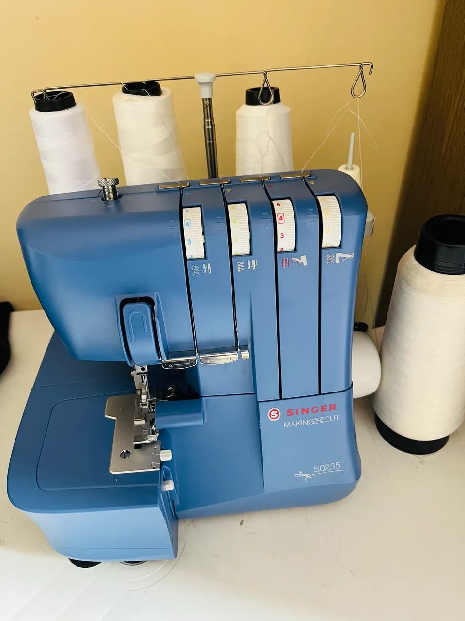 Máquina overloque singer 