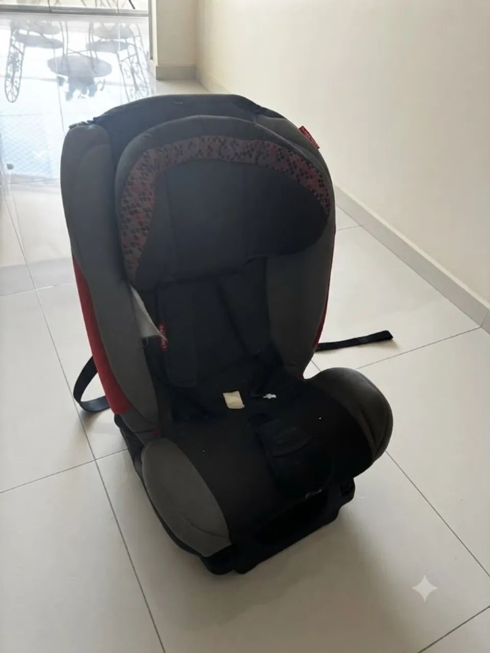 Cadeira infantil de automóvel com isofix.
