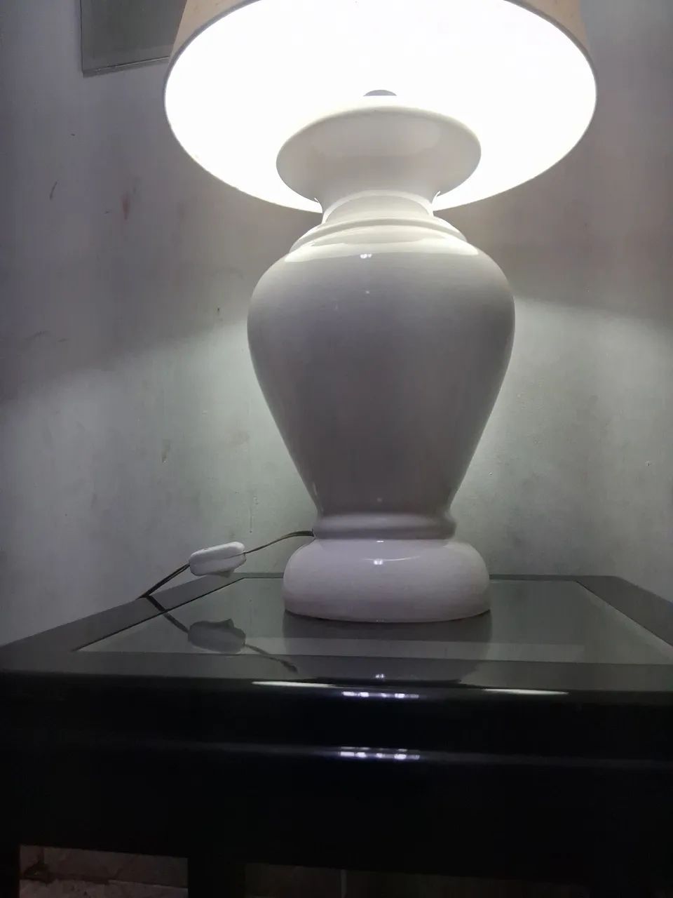 Abaju com mesa em madeira antiga