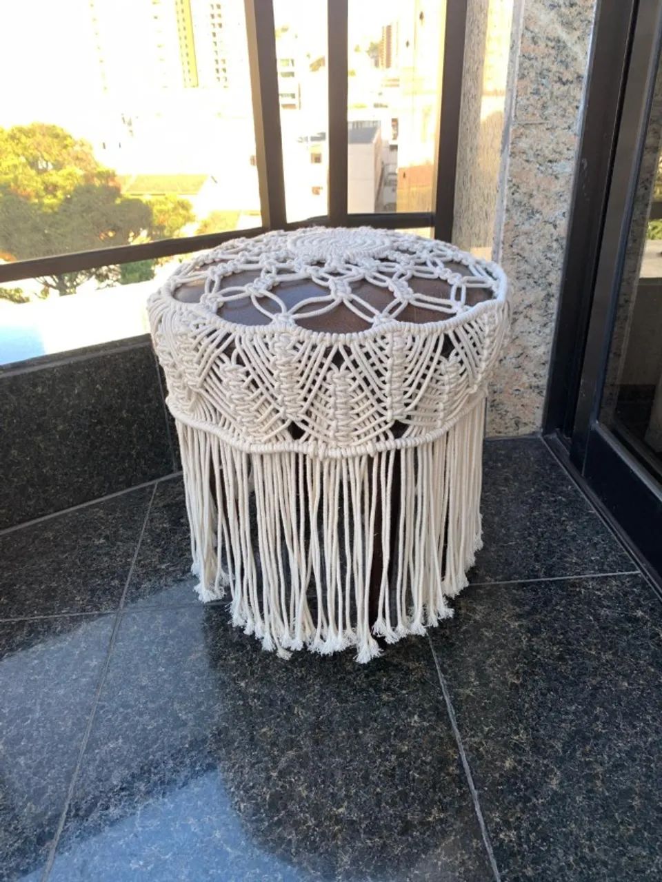Banqueta com capa de Macramê