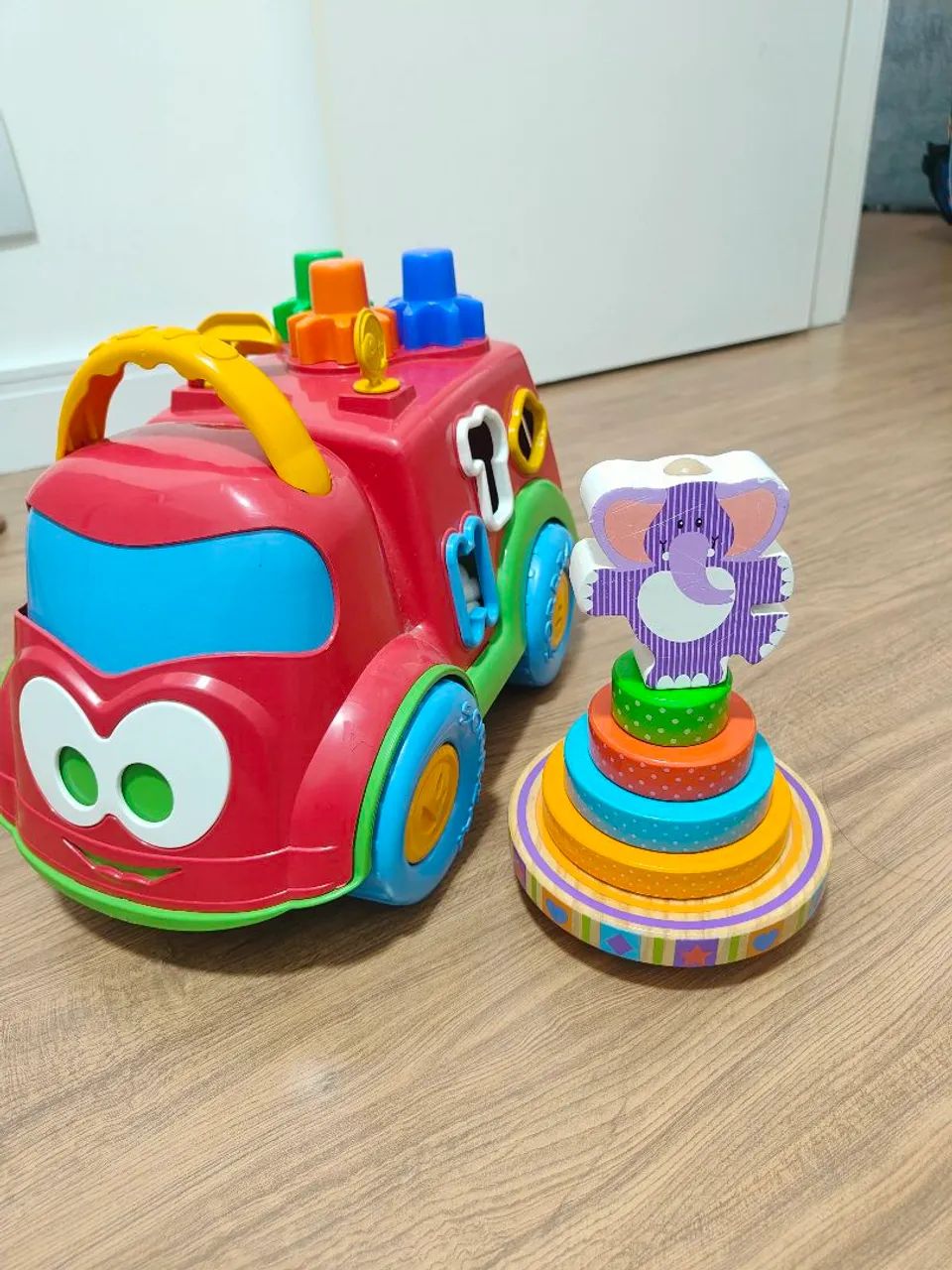 Brinquedos infantis - Pirâmide de argolas de madeira e carro de bombeiro 