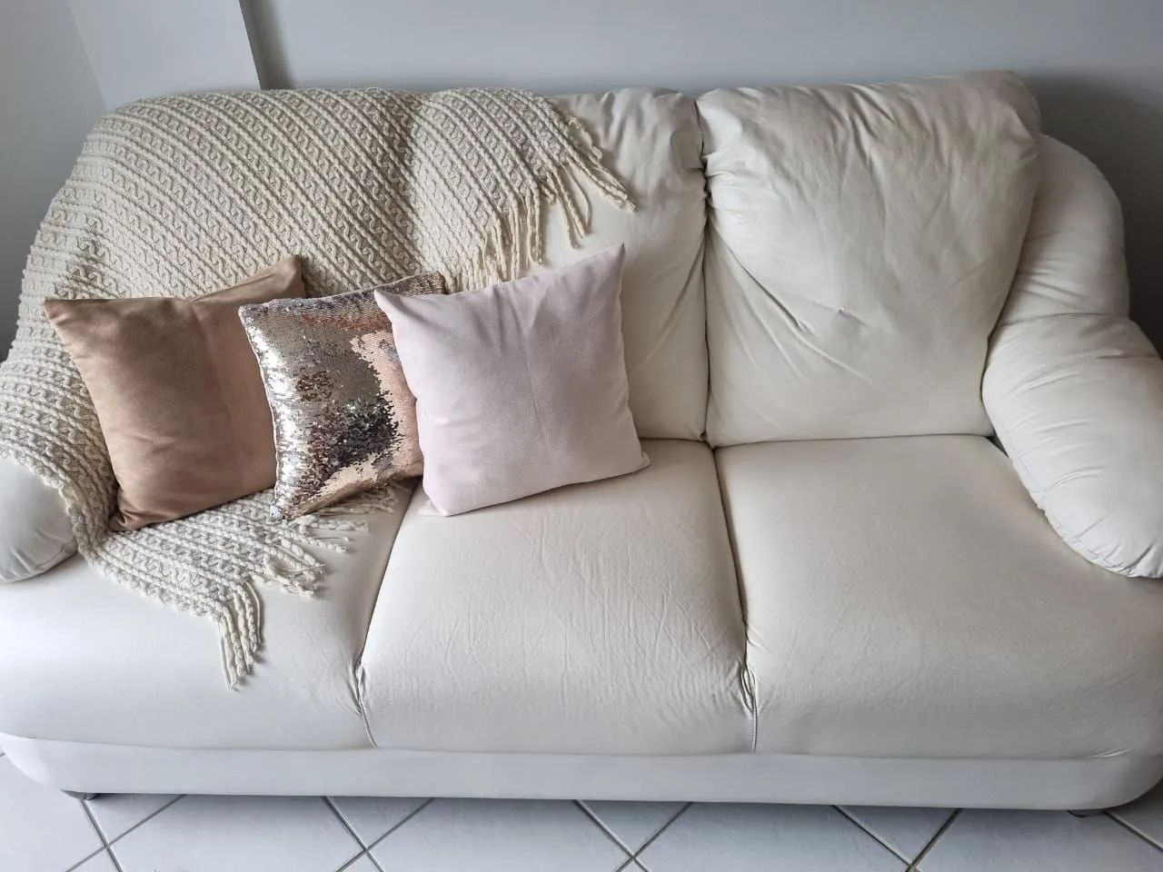 Sofá couro legítimo branco  3 lugares 2 metros por 90cm  - Foto 2