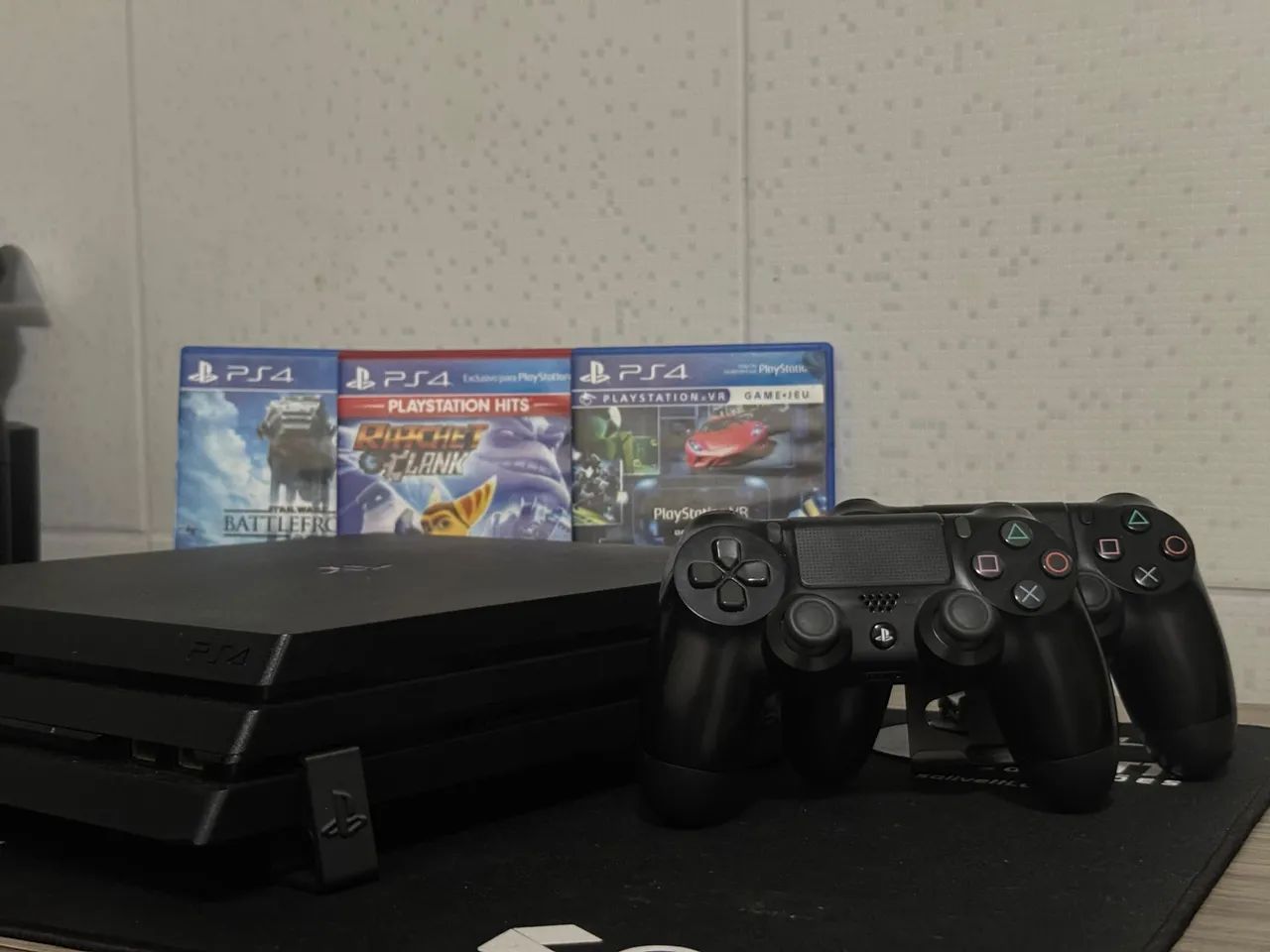 PS4 PRO DESBLOQUEADO 2TB COM 2 CONTROLES - Foto 2
