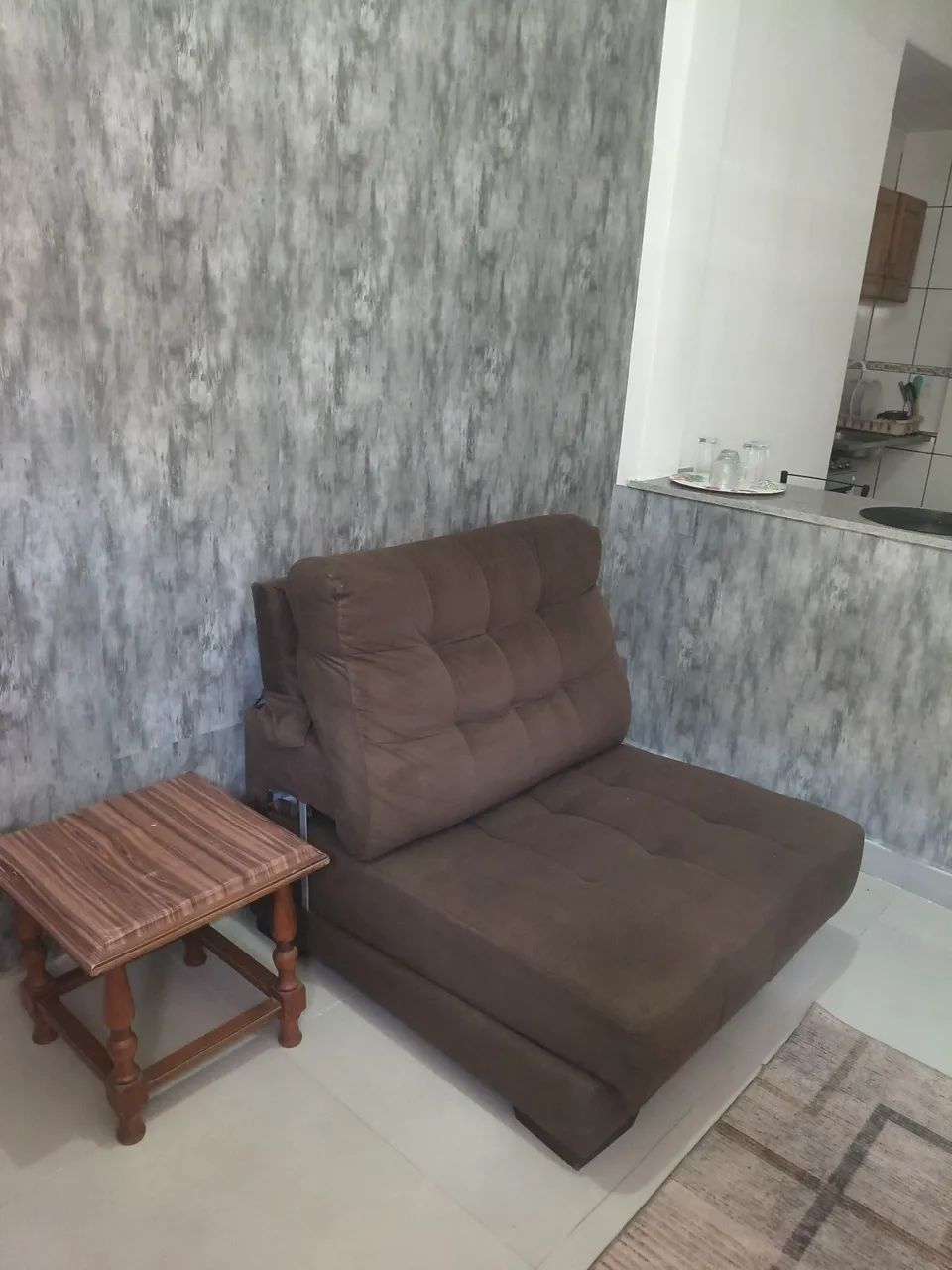 Ap.mobiliado.p.solteiro com água e luz 