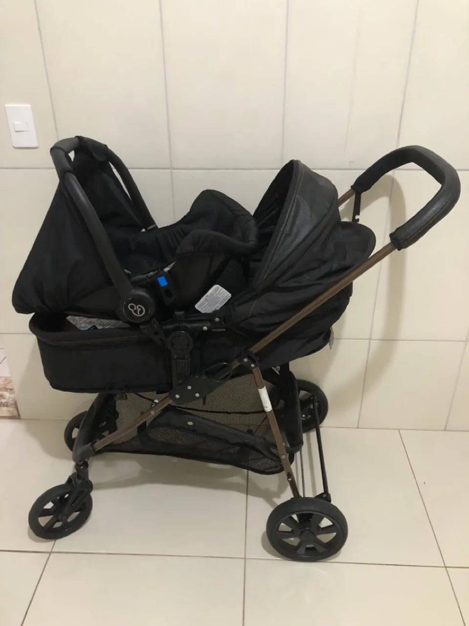 Carrinho de bebê com bebê conforto  - Foto 4