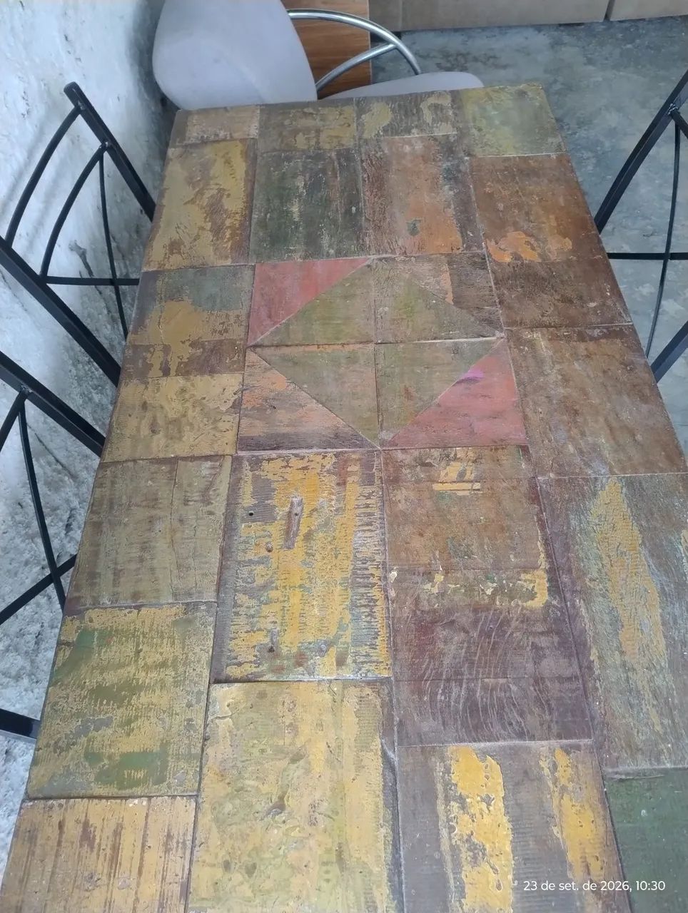 Mesa de madeira de demolição com 04 cadeiras de ferro  - Foto 3
