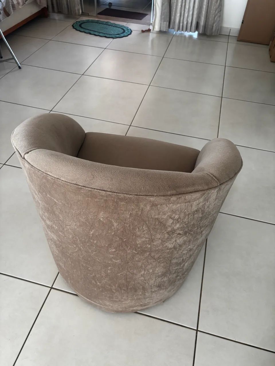 Poltrona Concha em Tecido Suede Bege  - Foto 2