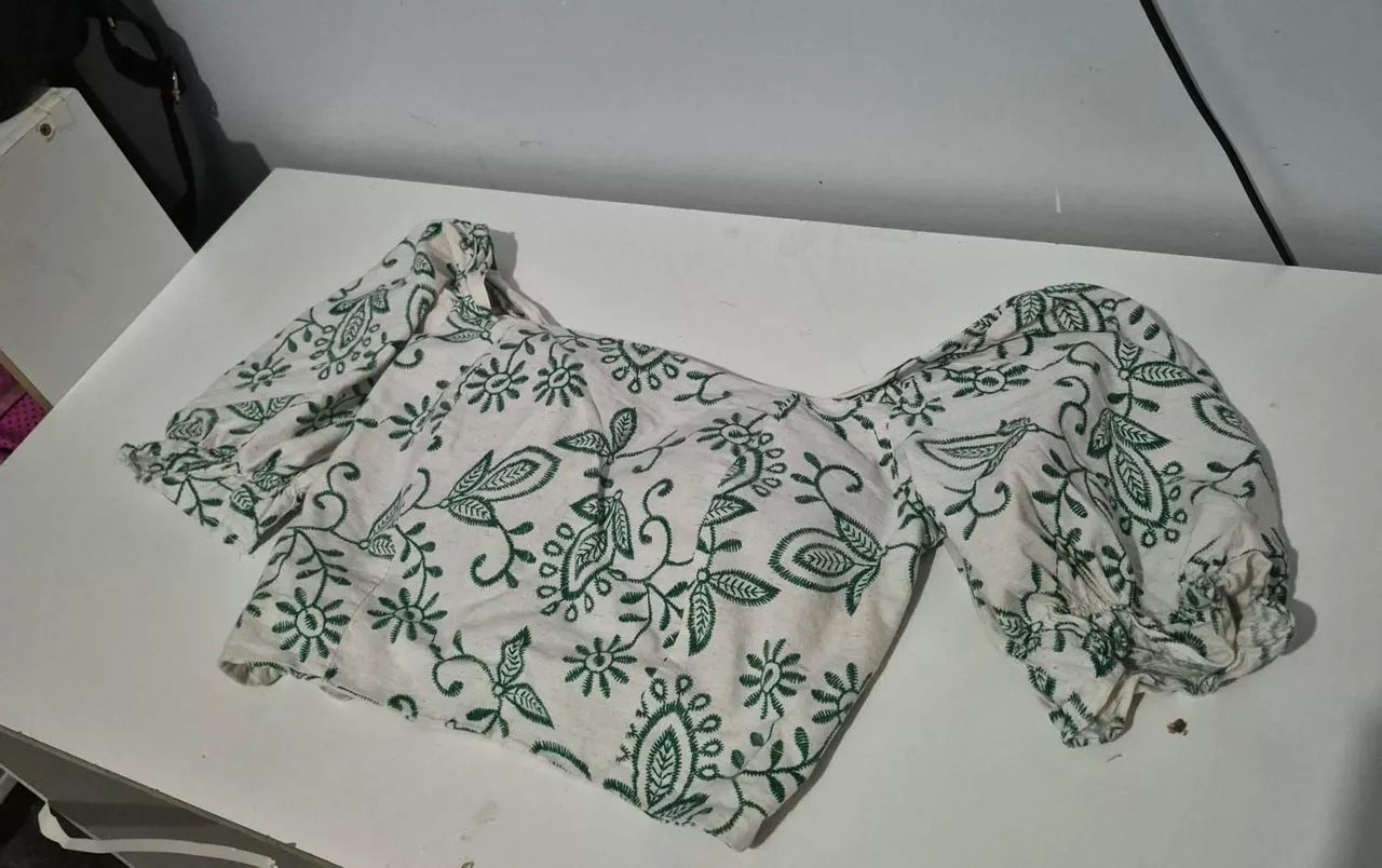  Verão com Estilo: Cropped de Algodão com Bordado Botânico 