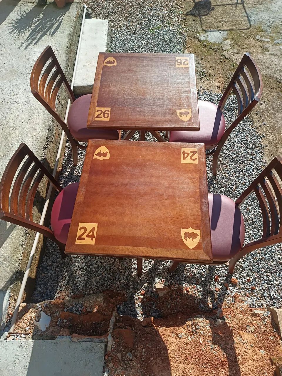 2 mesa com 4 cadeiras no total