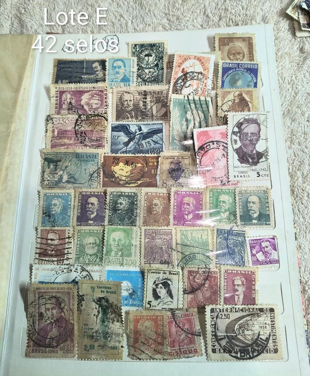 Coleção com 42 selos antigos internacionais 