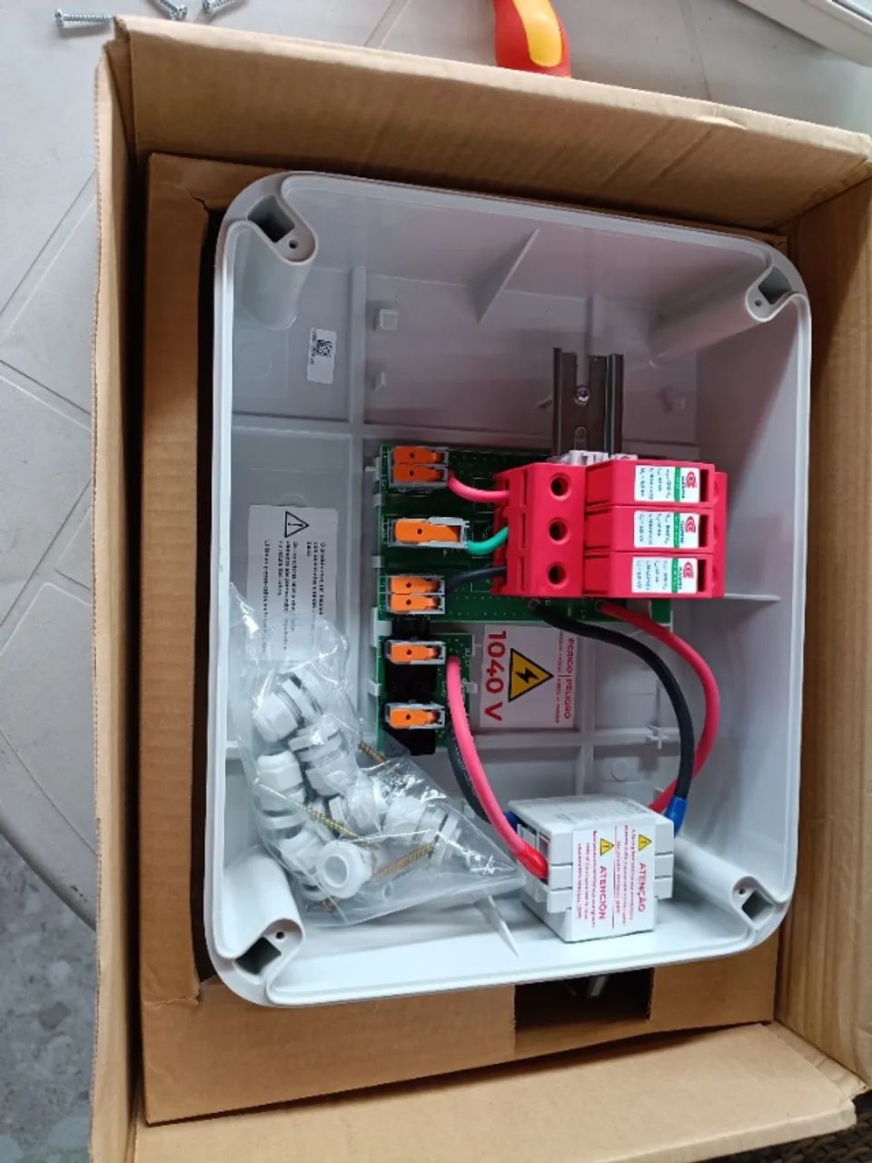 String Box Clamper Solar 1040V 20A 2E/1S Com Chave - Nova