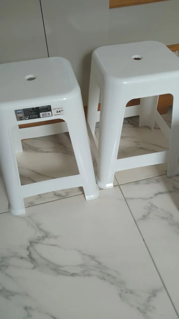 Vvemde-se 2 bancos de plástico 