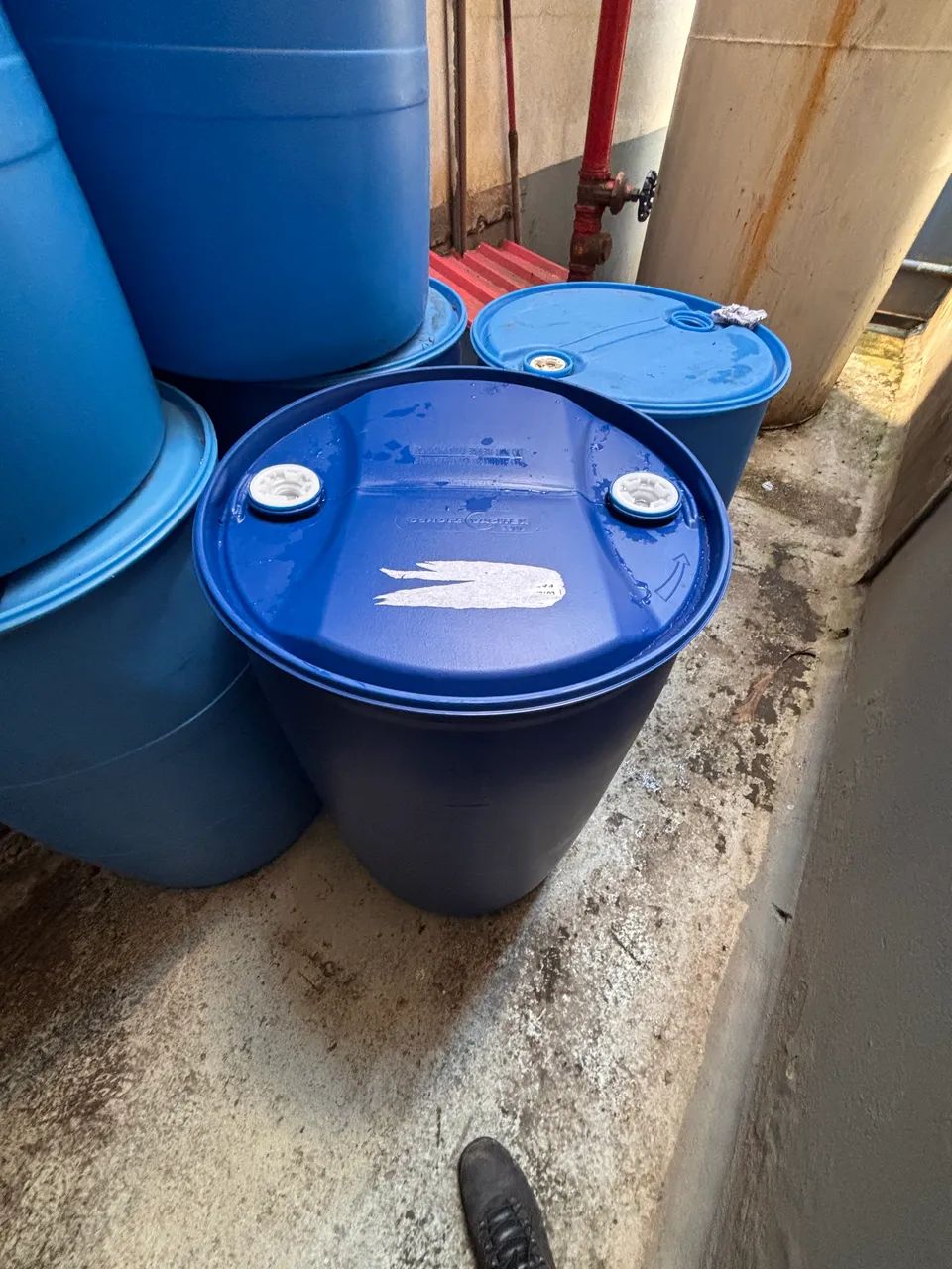 Vendo tambor 200 L de plástico, com duas tampas de 2 polegadas. Está em ótimo estado - Foto 2