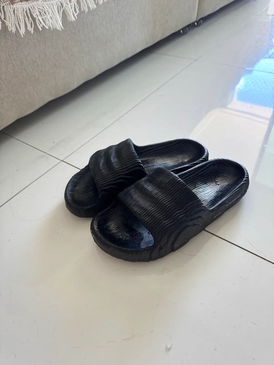 Chinelo Adidas Adilette 22 Carbon - Foto 2