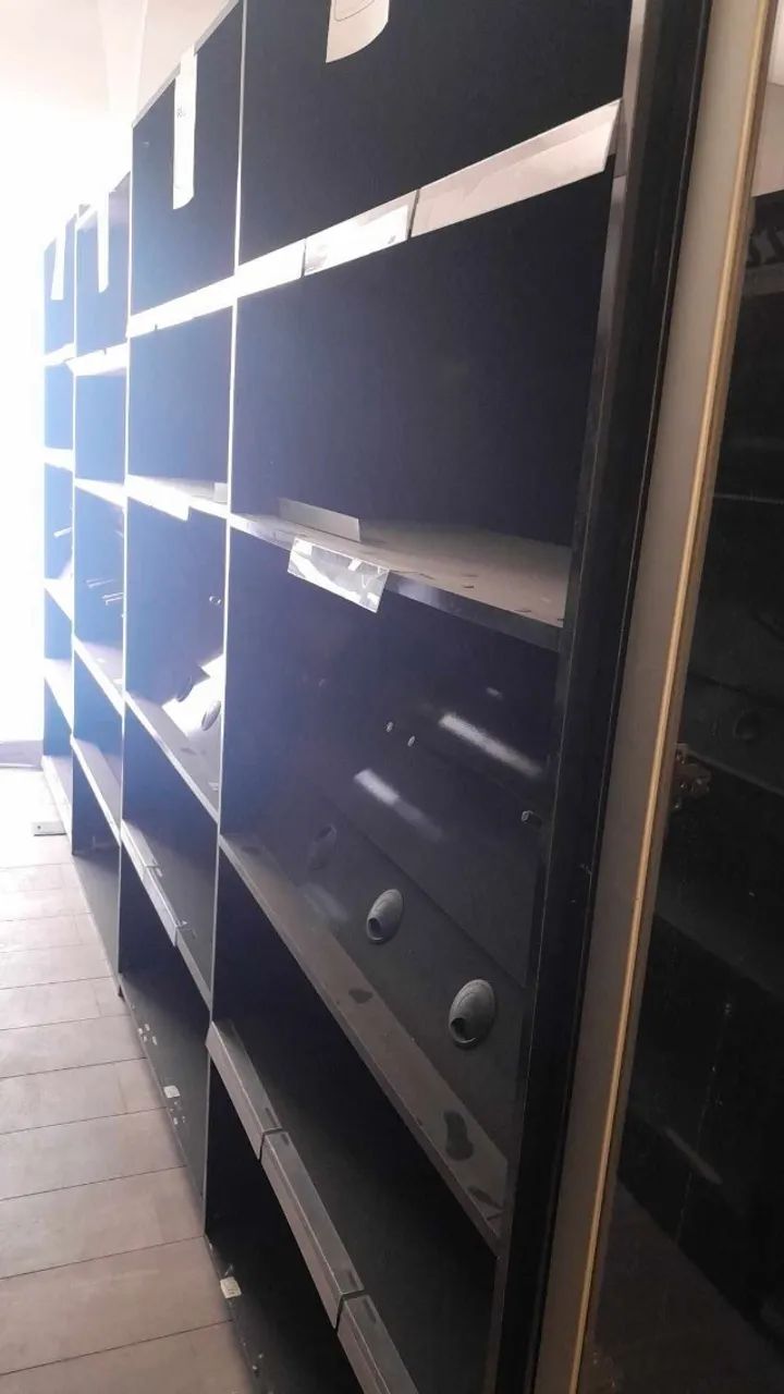 MÓVEL EXPOSITOR PRETO PARA ELETROPORTÁTEIS - 110V/220V