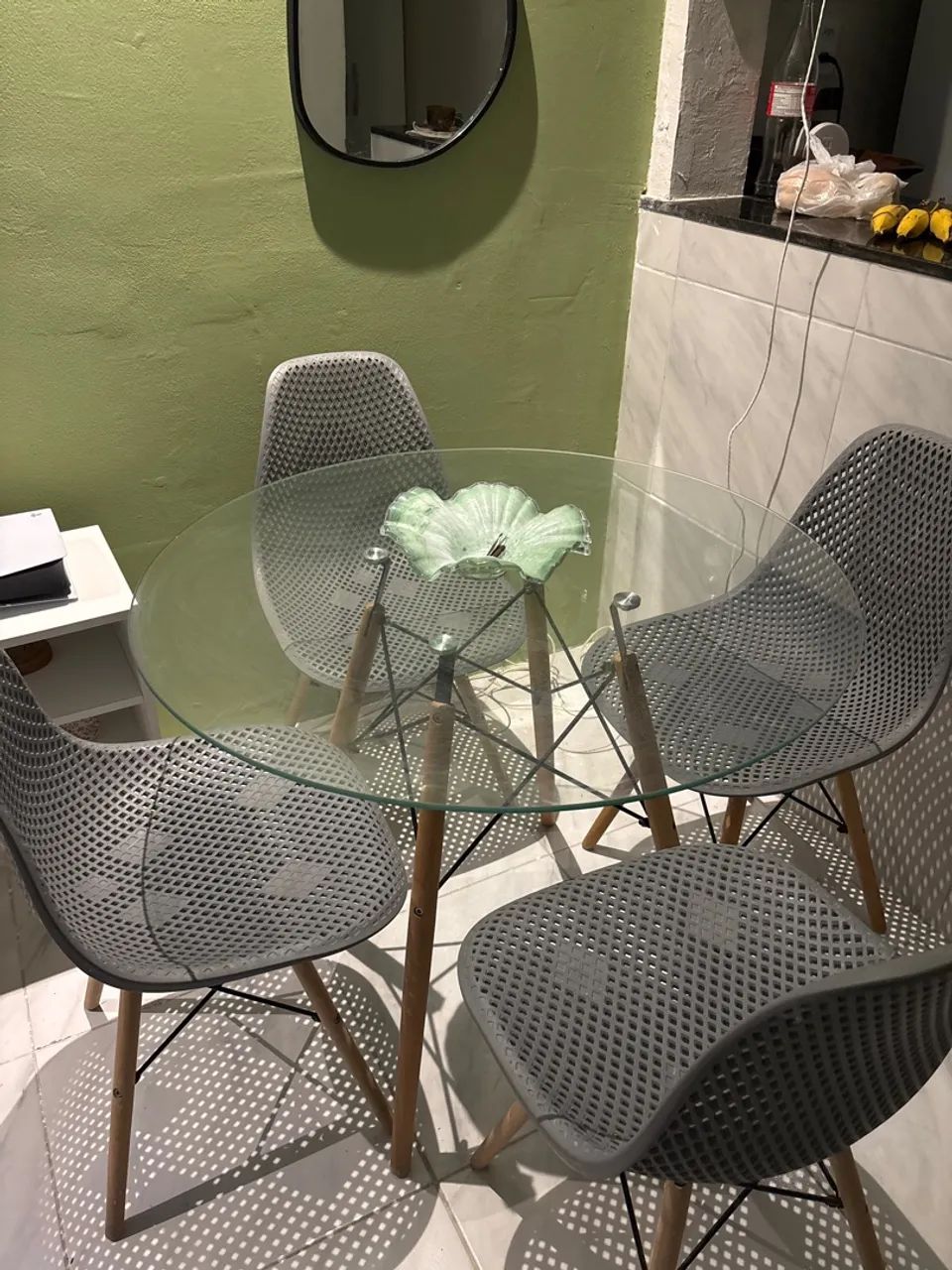 Mesa de vidro com 4 cadeiras.