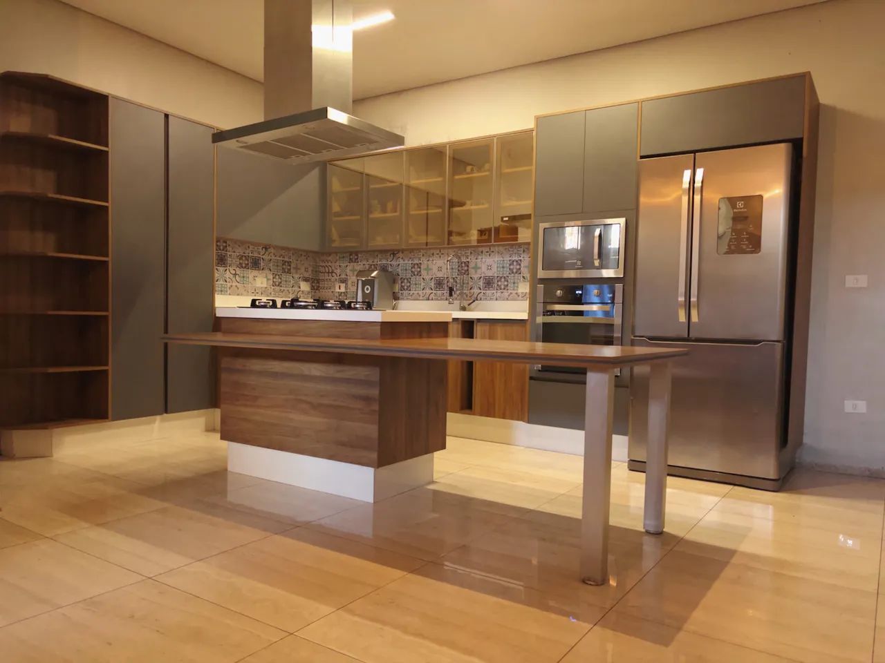 Cozinha Planejada Completa em MDF com Ilha e Mesa Integrada