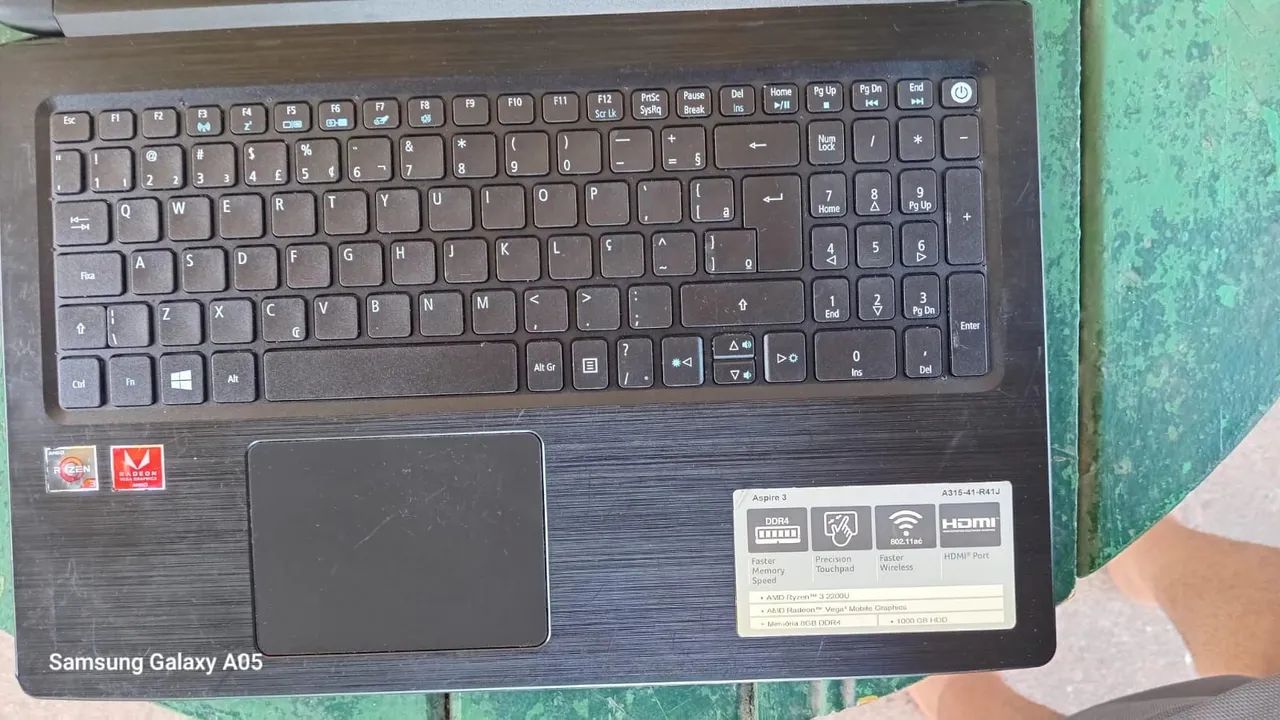 Vendo um notebook com defeito somente na bateria e um risco na tela, funciona tudo normal