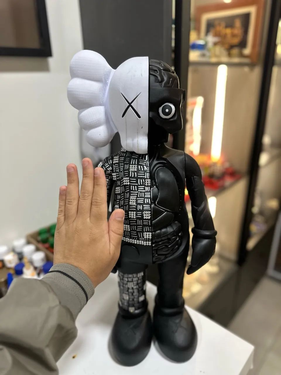 Boneco KAWS Preto e Branco - Colecionável e Decoração - Foto 5