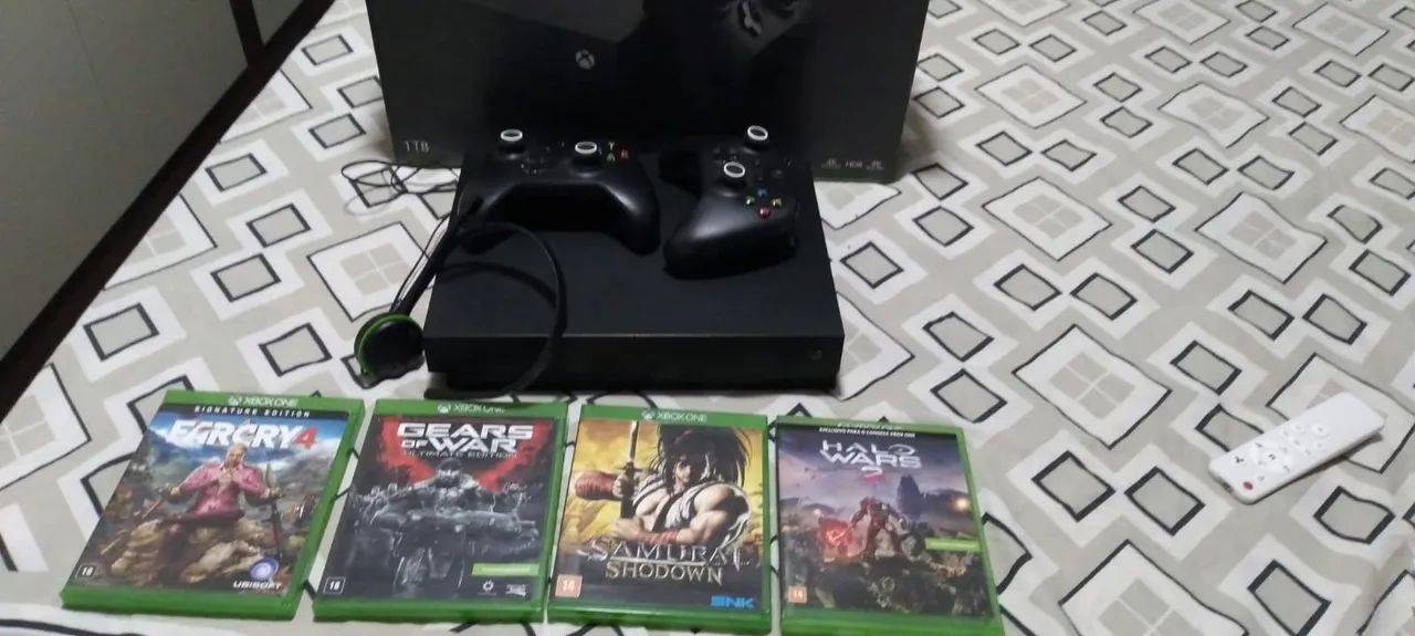 ? **Xbox One X 1TB - Kit Completo**<br> - Foto 2