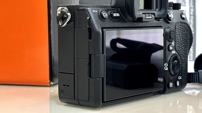 Câmera Sony A7IV - Caixa e cabos originais. - Foto 2