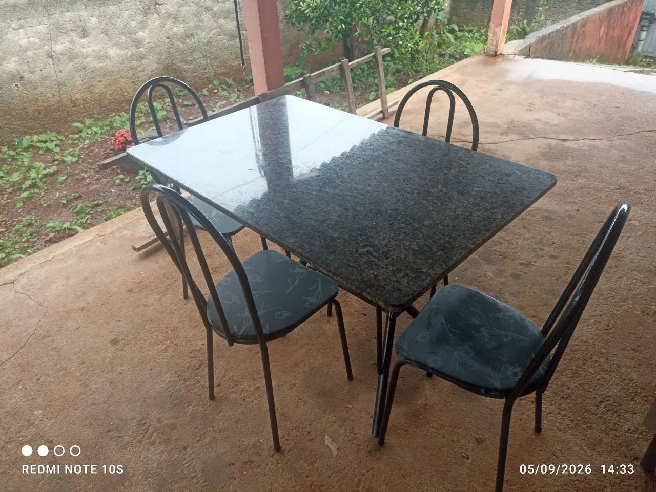 Mesa de mármore + cadeiras