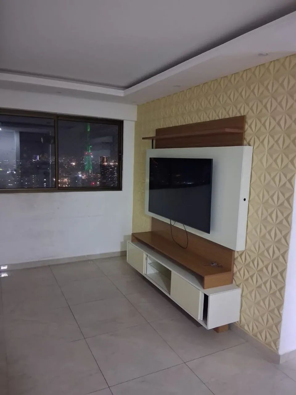 Painel em madeira em perfeito estado de conservação. 