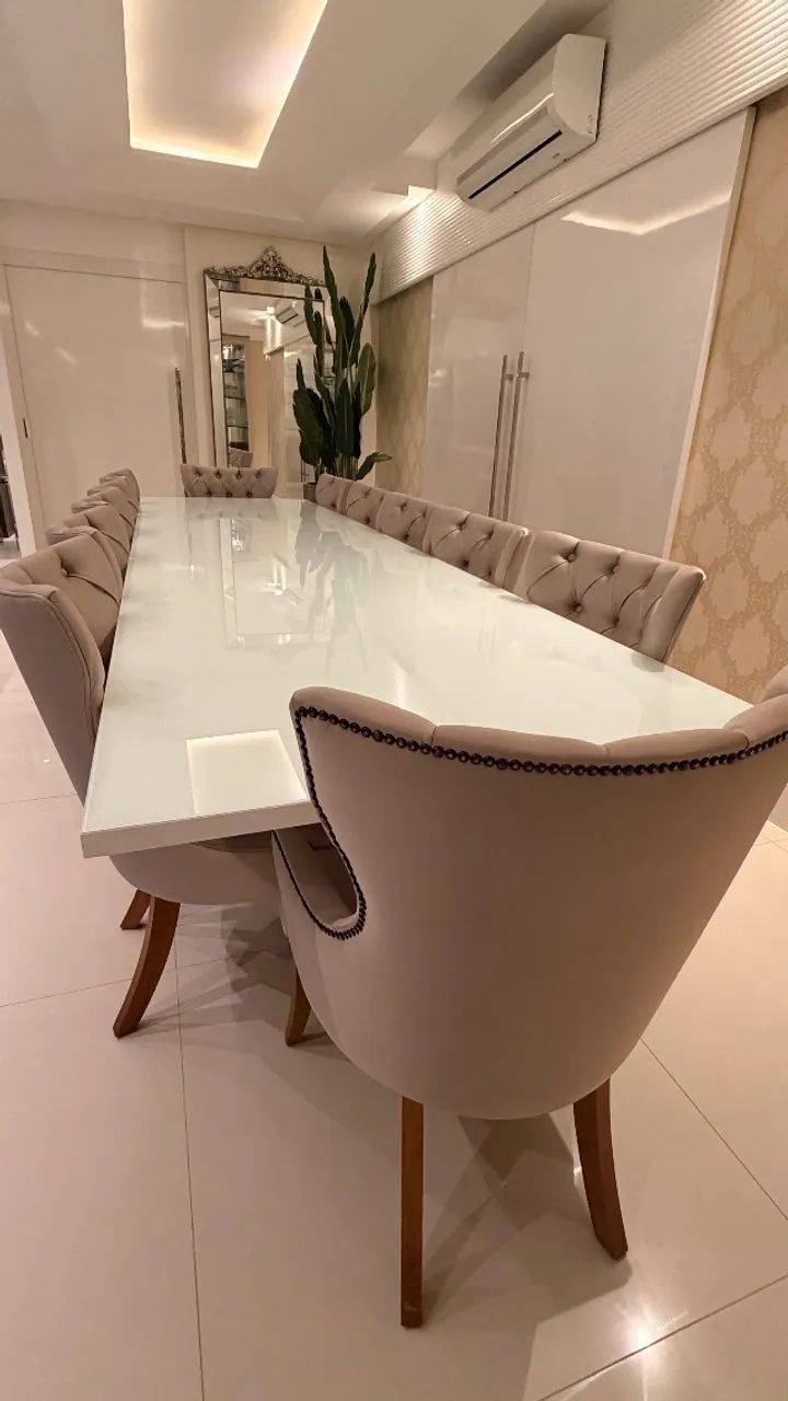 Conjunto com 12 cadeiras de jantar estofadas capitonê
