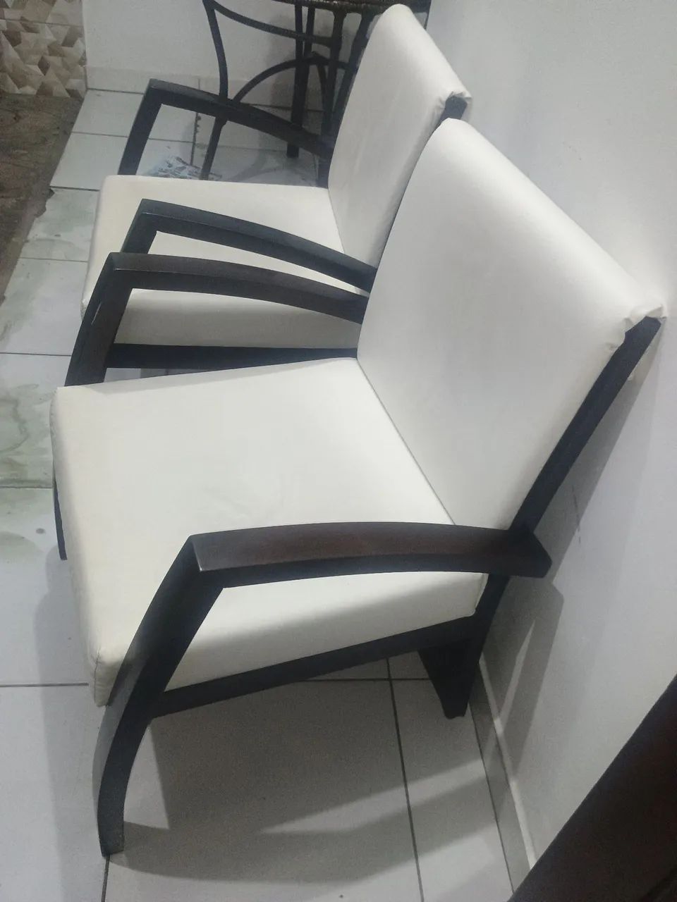 Vendo essas duas poltronas preço pra vender logo  - Foto 5