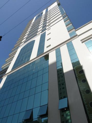 Apartamento mobiliado no coração da Meia Praia- AP368