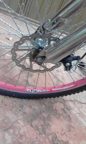 Bicicleta com freio adisco