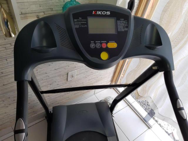 Esteira Kikos, Profissional E800 Luxe até 120 Kl Motor 2, 15 HPM (E800B)