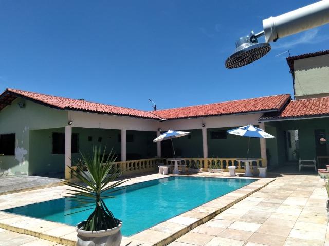 Espetacular casa com piscina e campo de futebol próximo as praias
